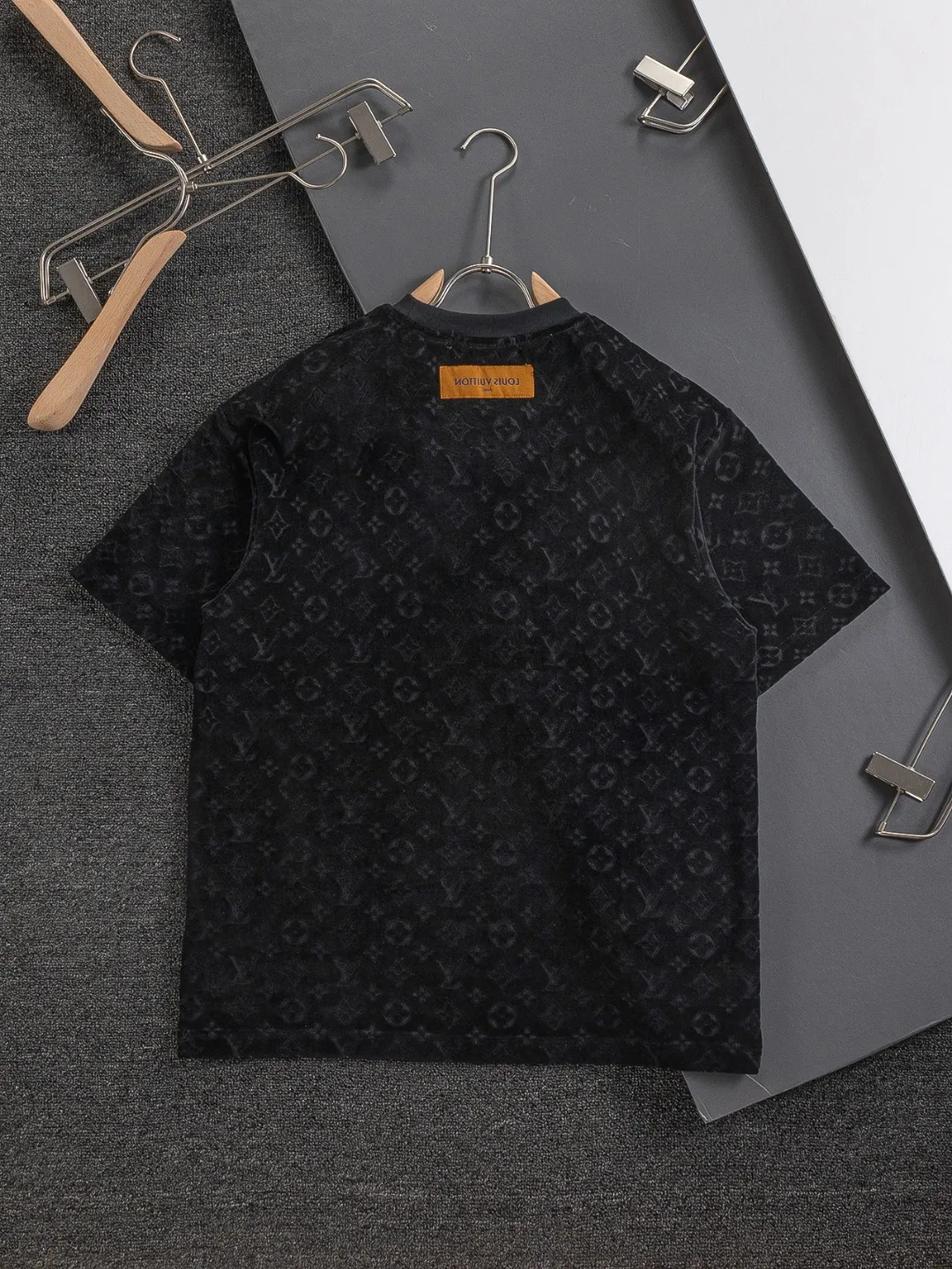 🅿️200 Louis Vuitton 1V slightly wide version S-Xl 25ss new product counter model will always be invincible, classic style, permanent boutique, timeless classic style, LV jacquard all-over printed towel sweater with logo🪡 embroidery pattern, short-sleeved T-shirt, cotton blended terry jersey fabric, original development. This comes from the 2025 beachwear limited series, the full logo jacquard towel highlights the classic Obliaue flower, with S-shaped round neck and topstitching, unique style, decorated with oblique jacquard all over, ribbed round neck with V-shaped topstitching, customized accessories, and the whole body is customized and developed according to the Y board... Complete with three labels, it can control various styles, paying tribute to LV Louis Vuitton's historic year! Coupled with the blessing of full-flower cotton material, both the comfort of the upper body is unparalleled. It can be said to be a must-have companion in summer. The excellent breathability and comfortable wearing feeling are unparalleled ~ recommended! ! Same style for men and women! Color: Black White Size: S-XL Size chart: S: Shoulder width 55-Bust 56-Length 71.5 M: Shoulder width 56.5-Bust 58-Length 73 L: Shoulder width 58-Bust 60-Length 74.5 XL: Shoulder width 59.5-Bust 62-Length 76
